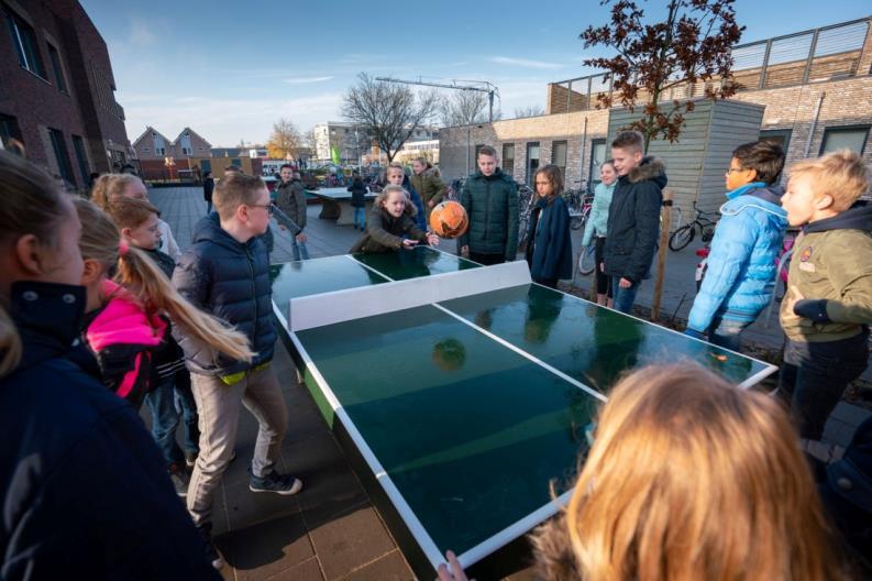 Leerlingen van CBS De Open Poort in Asperen spelen met een bal op het schoolplein. Leerlingen van CBS De Open Poort in Asperen spelen met een bal op het schoolplein.
