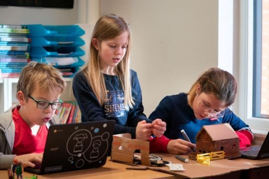 Leerlingen van CBS De Open Poort in Asperen werken samen aan een creatief project in de klas. Leerlingen van CBS De Open Poort in Asperen werken samen aan een creatief project in de klas.