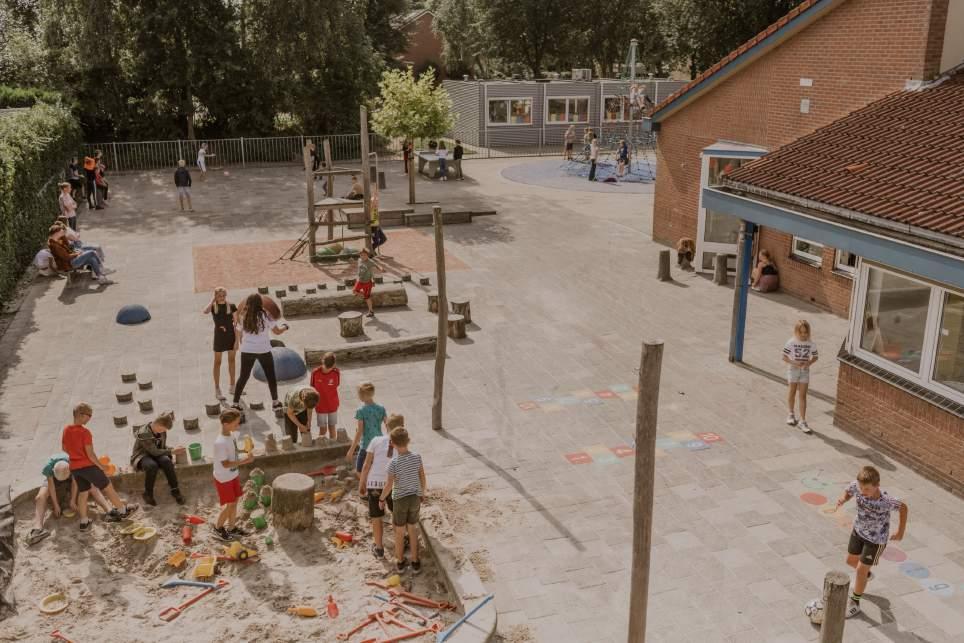 Leerlingen van CBS De Tarissing in Oudehaske spelen op het schoolplein met diverse speeltoestellen en zandbakken. Leerlingen van CBS De Tarissing in Oudehaske spelen op het schoolplein met diverse speeltoestellen en zandbakken.
