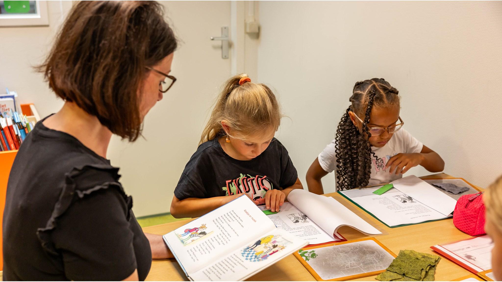 Leerlingen van CBS Het Galjoen in Hoogezand lezen en studeren met boeken aan een tafel. Leerlingen van CBS Het Galjoen in Hoogezand lezen en studeren met boeken aan een tafel.