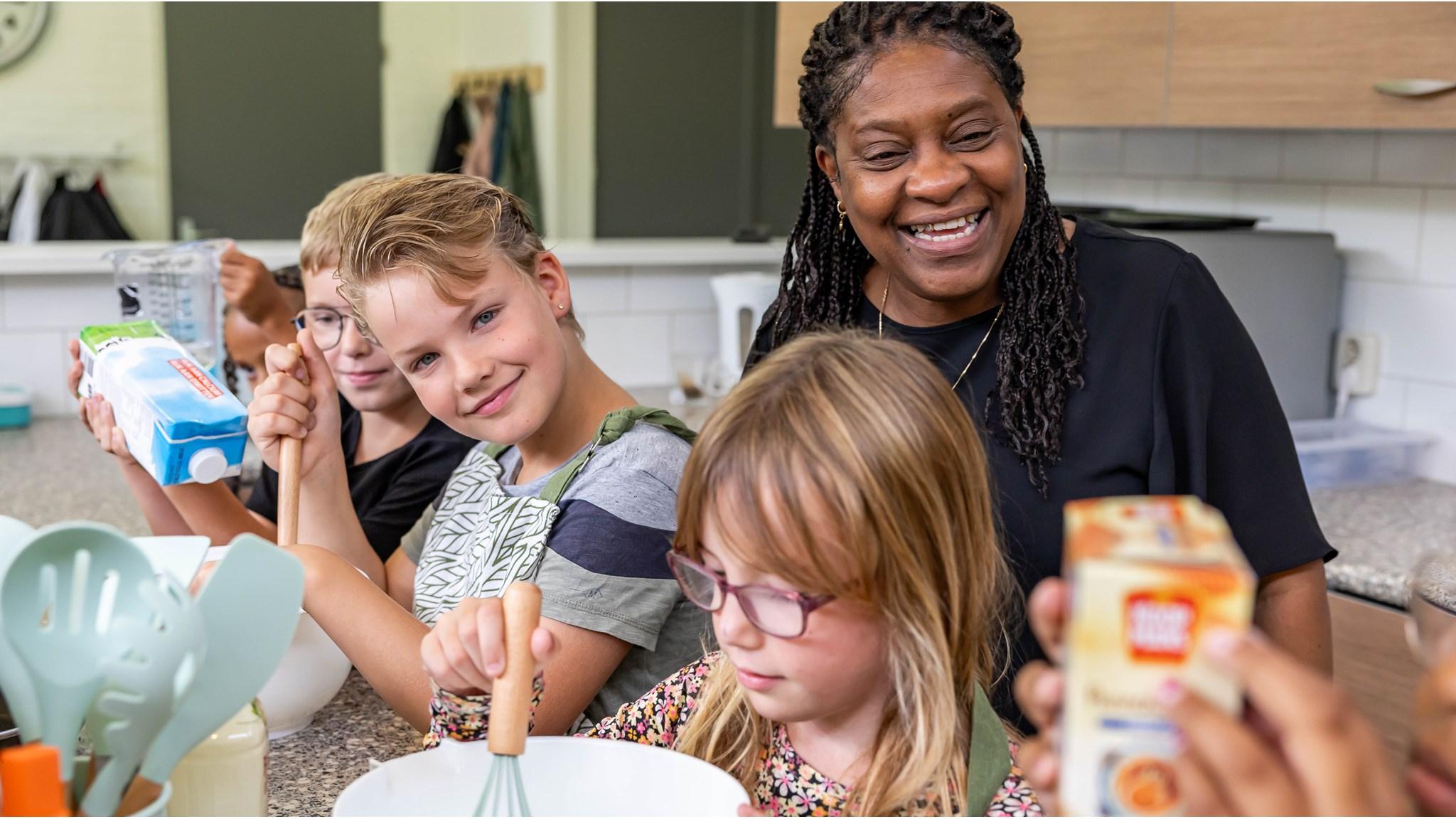 Leerlingen van CBS Het Galjoen in Hoogezand zijn bezig met koken in de klas. Leerlingen van CBS Het Galjoen in Hoogezand zijn bezig met koken in de klas.
