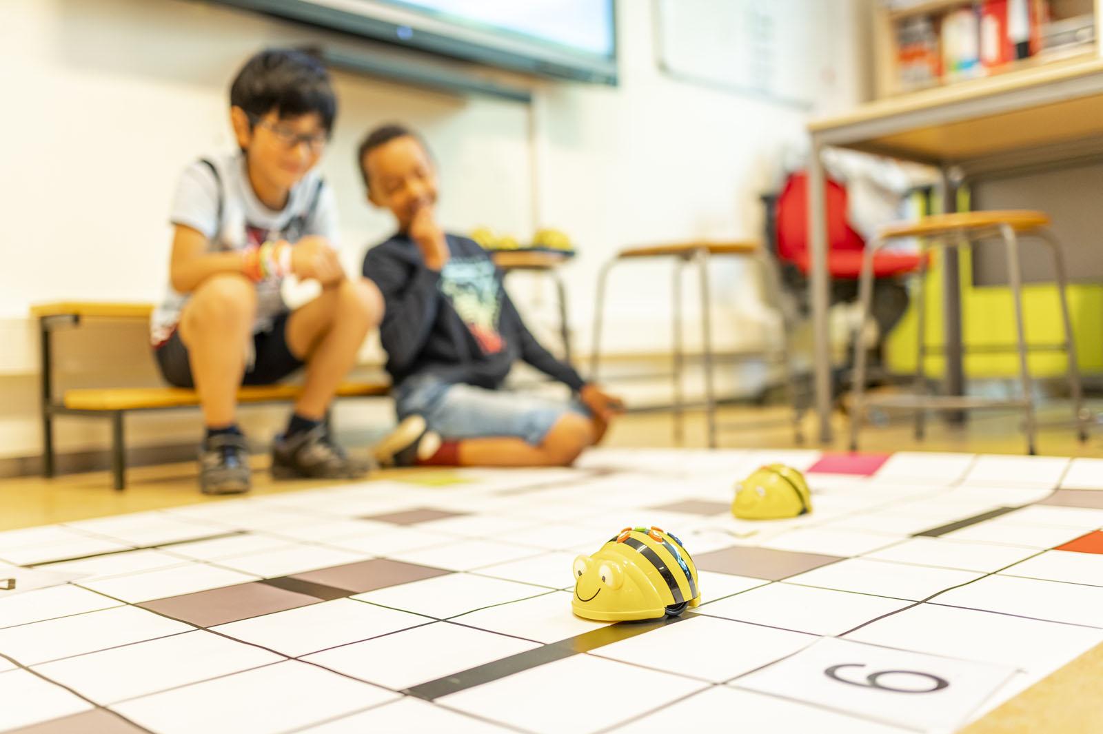 Leerlingen van CBS Ichthus in Lelystad spelen met programmeerbare robots op de vloer. Leerlingen van CBS Ichthus in Lelystad spelen met programmeerbare robots op de vloer.