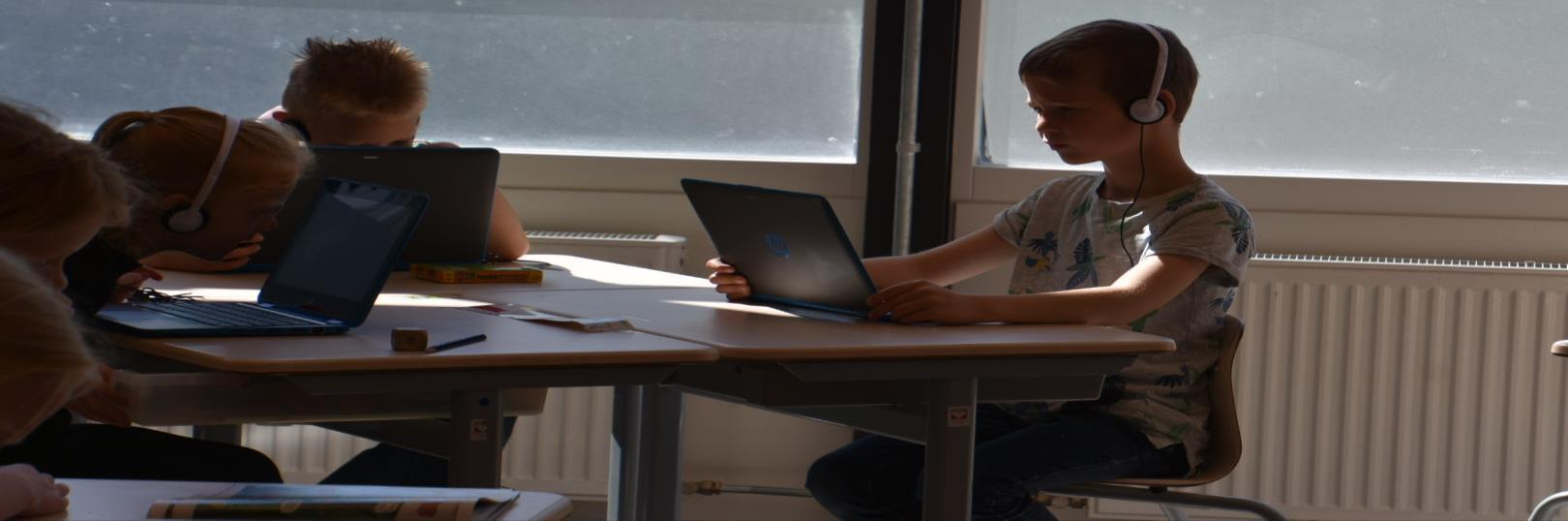 Leerlingen van CBS It Harspit in Ternaard werken geconcentreerd met laptops in de klas. Leerlingen van CBS It Harspit in Ternaard werken geconcentreerd met laptops in de klas.