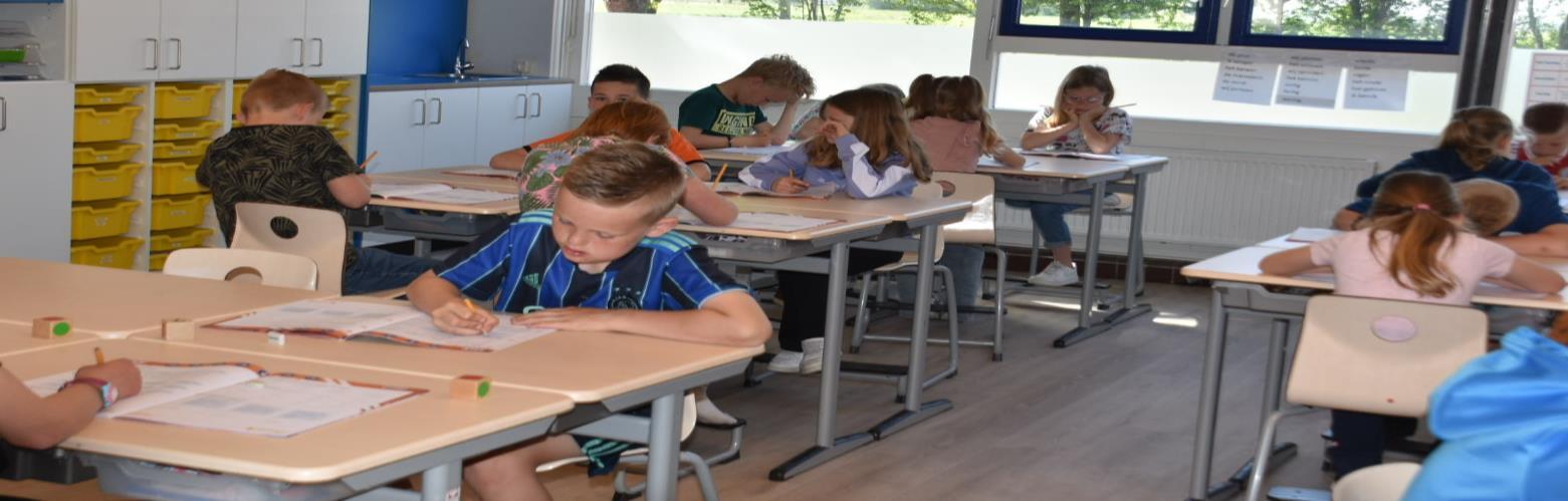 Leerlingen van CBS It Harspit in Ternaard zijn druk aan het werken in de klas. Leerlingen van CBS It Harspit in Ternaard zijn druk aan het werken in de klas.