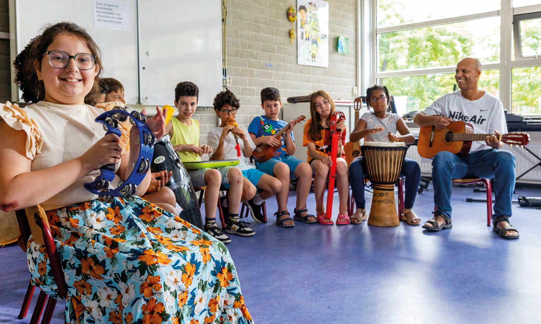 Leerlingen van CBS Mozaïek in Rotterdam genieten van muziekles met verschillende instrumenten.