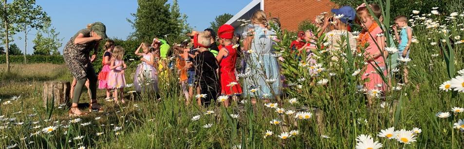 Leerlingen van CBS Nijdjip in Grou genieten van het schoolplein omringd door bloemen. Leerlingen van CBS Nijdjip in Grou genieten van het schoolplein omringd door bloemen.