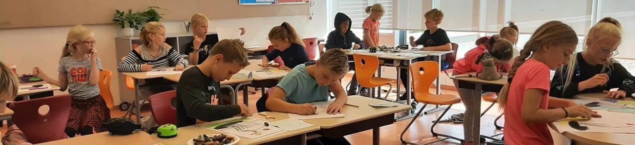 Leerlingen van CBS Nijdjip in Grou zijn druk bezig met een creatieve les in de klas. Leerlingen van CBS Nijdjip in Grou zijn druk bezig met een creatieve les in de klas.
