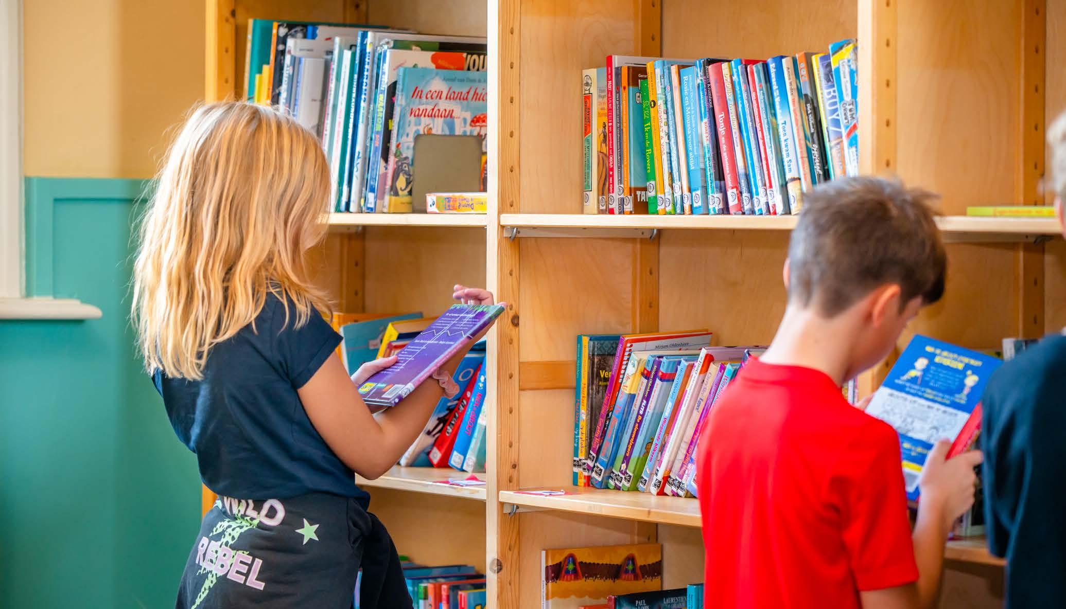 Leerlingen van Chr. Basisschool Het Mozaiek in Zwolle kiezen boeken uit de schoolbibliotheek. Leerlingen van Chr. Basisschool Het Mozaiek in Zwolle kiezen boeken uit de schoolbibliotheek.