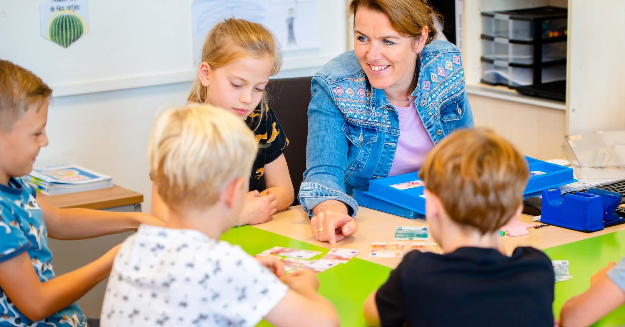 Leerlingen van Chr. Basisschool Het Mozaiek in Zwolle leren samen met hun docente een activiteit. Leerlingen van Chr. Basisschool Het Mozaiek in Zwolle leren samen met hun docente een activiteit.