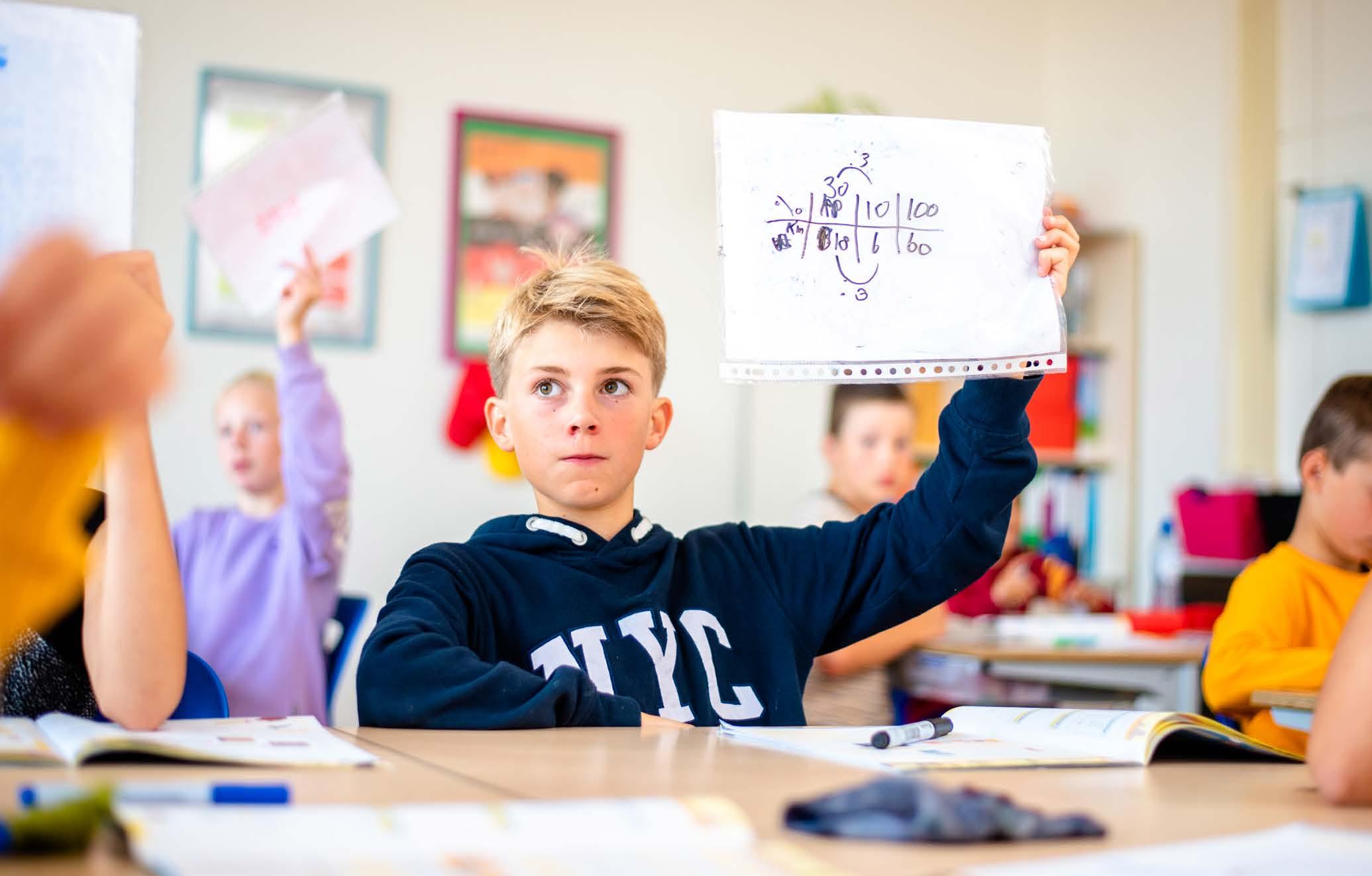 Leerlingen van Chr. Basisschool Het Mozaiek in Zwolle steken hun hand op tijdens de les. Leerlingen van Chr. Basisschool Het Mozaiek in Zwolle steken hun hand op tijdens de les.