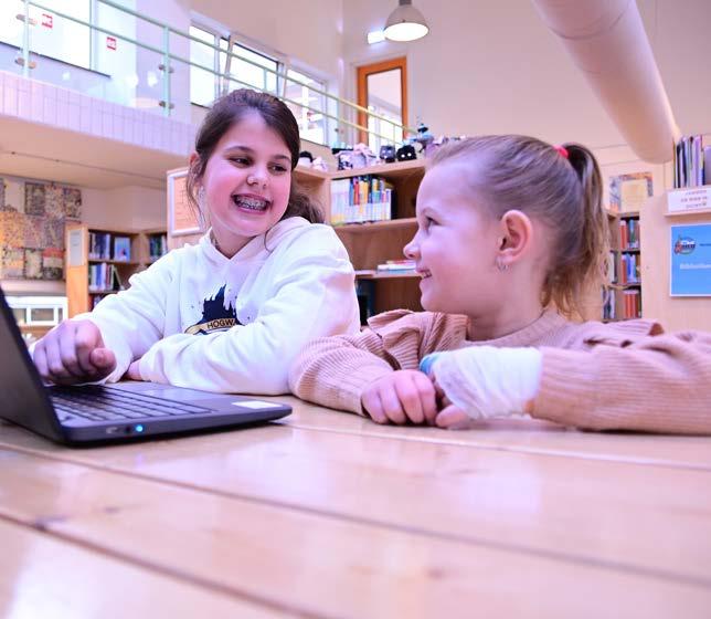 Leerlingen van Christelijke Basisschool Avonturijn in Hilversum werken samen aan een laptop in de bibliotheek. Leerlingen van Christelijke Basisschool Avonturijn in Hilversum werken samen aan een laptop in de bibliotheek.