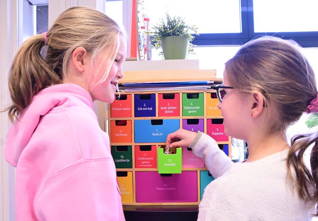 Leerlingen van Christelijke Basisschool Avonturijn in Hilversum zijn actief bezig met een kleurrijke opbergkast voor educatieve spelletjes. Leerlingen van Christelijke Basisschool Avonturijn in Hilversum zijn actief bezig met een kleurrijke opbergkast voor educatieve spelletjes.