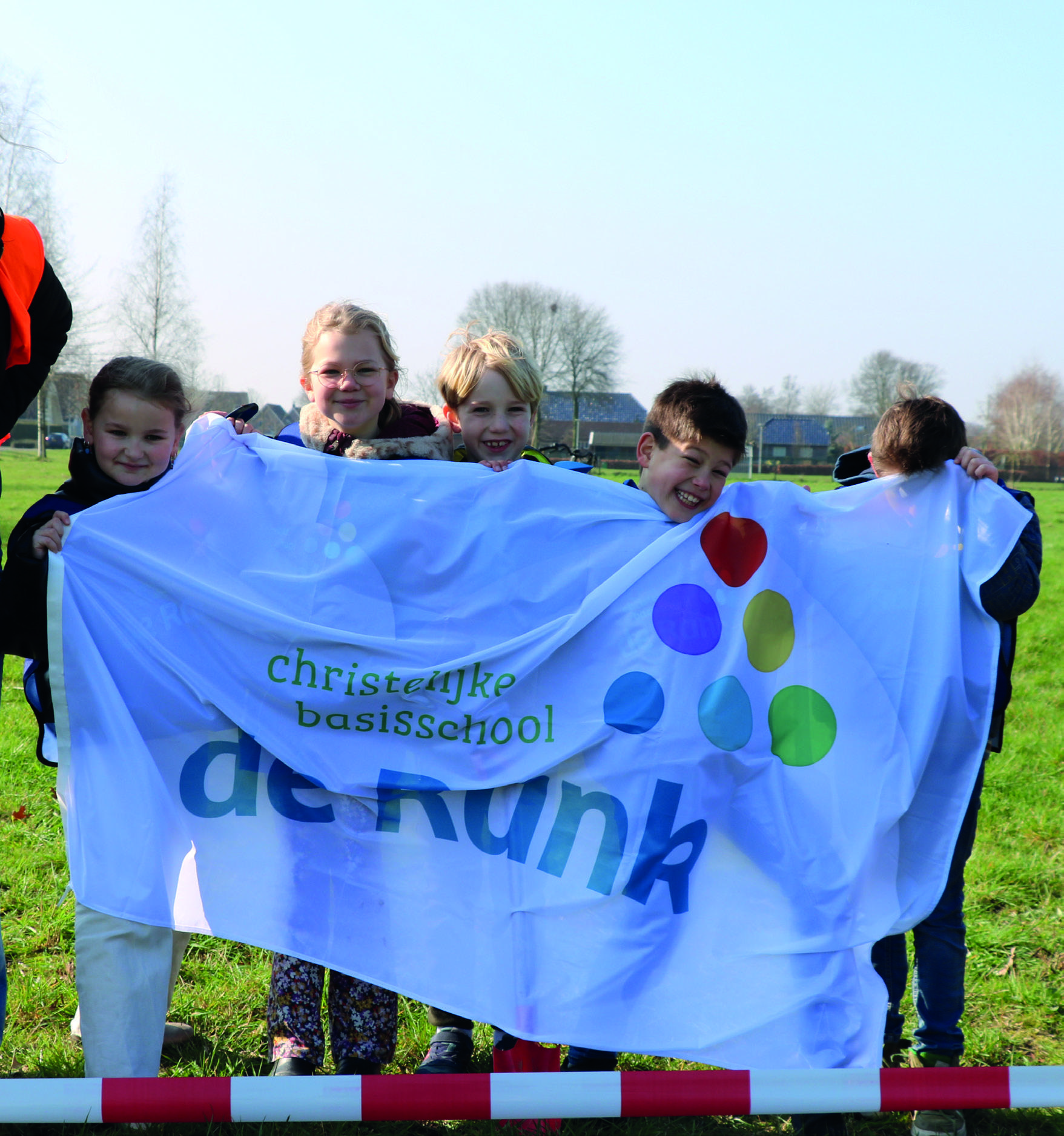 Leerlingen van Christelijke Basisschool De Bron in Wezep werken samen aan een opdracht in de klas.