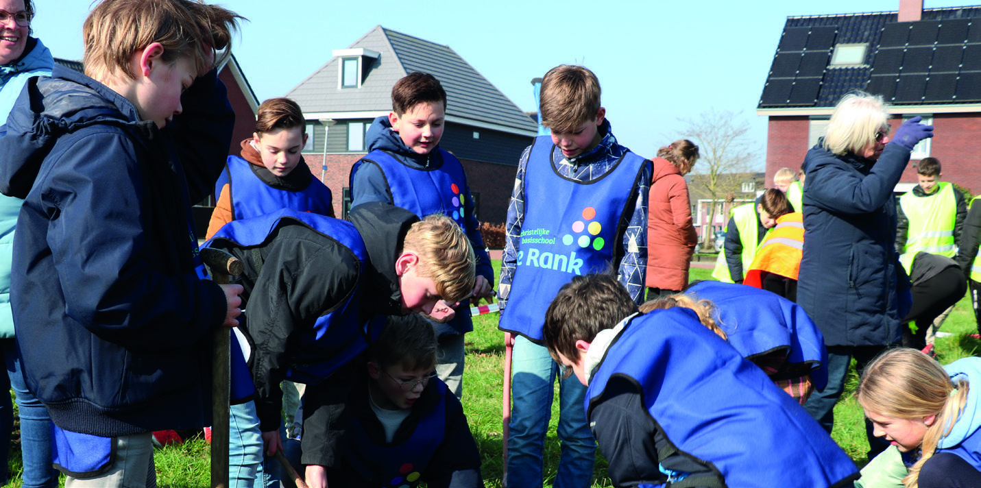Leerlingen van Christelijke Basisschool De Bron in Wezep zijn actief bezig op het schoolplein.