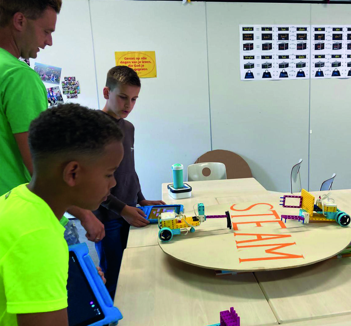 Leerlingen van Christelijke Basisschool De Bron in Wezep zijn geconcentreerd bezig met lezen in de klas.