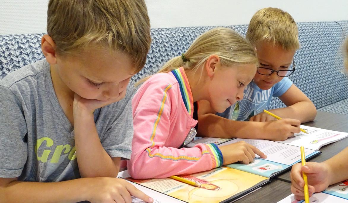 Leerlingen van Christelijke Basisschool De Fontein in Dwingeloo zijn geconcentreerd bezig met hun schoolwerk.