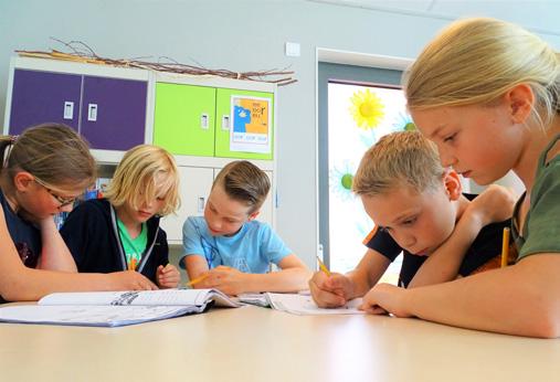 Leerlingen van Christelijke Basisschool De Fontein in Dwingeloo zijn samen aan het studeren.