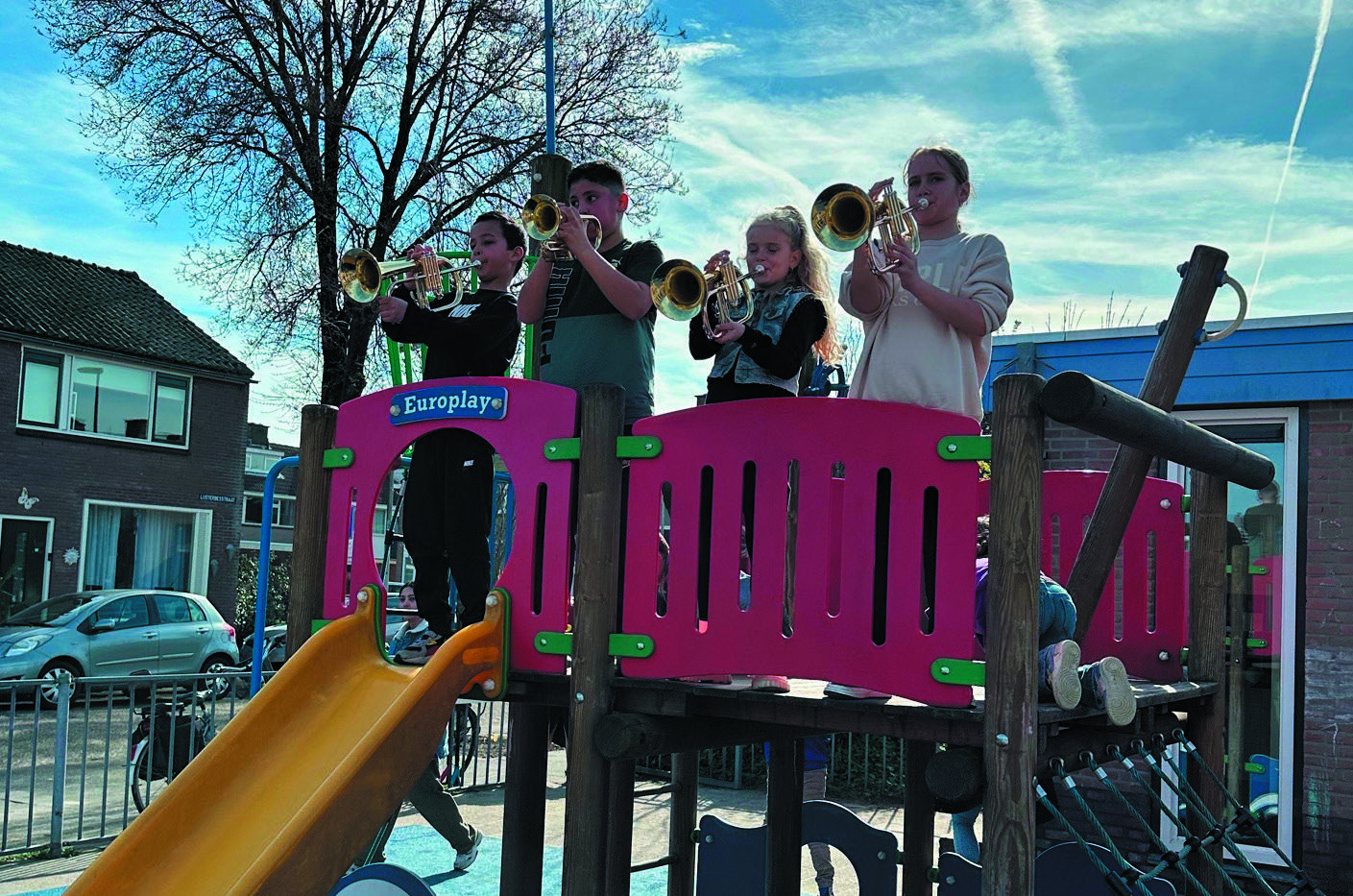 Leerlingen van Christelijke Basisschool De Hoeksteen in Leersum spelen trompet op het schoolplein. Leerlingen van Christelijke Basisschool De Hoeksteen in Leersum spelen trompet op het schoolplein.