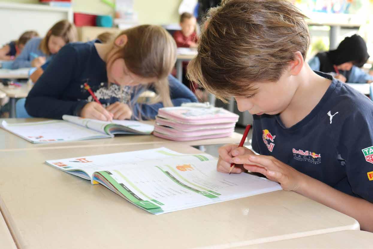 Leerlingen van Christelijke Basisschool De Hoeksteen in Leersum zijn actief aan het werk in de klas. Leerlingen van Christelijke Basisschool De Hoeksteen in Leersum zijn actief aan het werk in de klas.