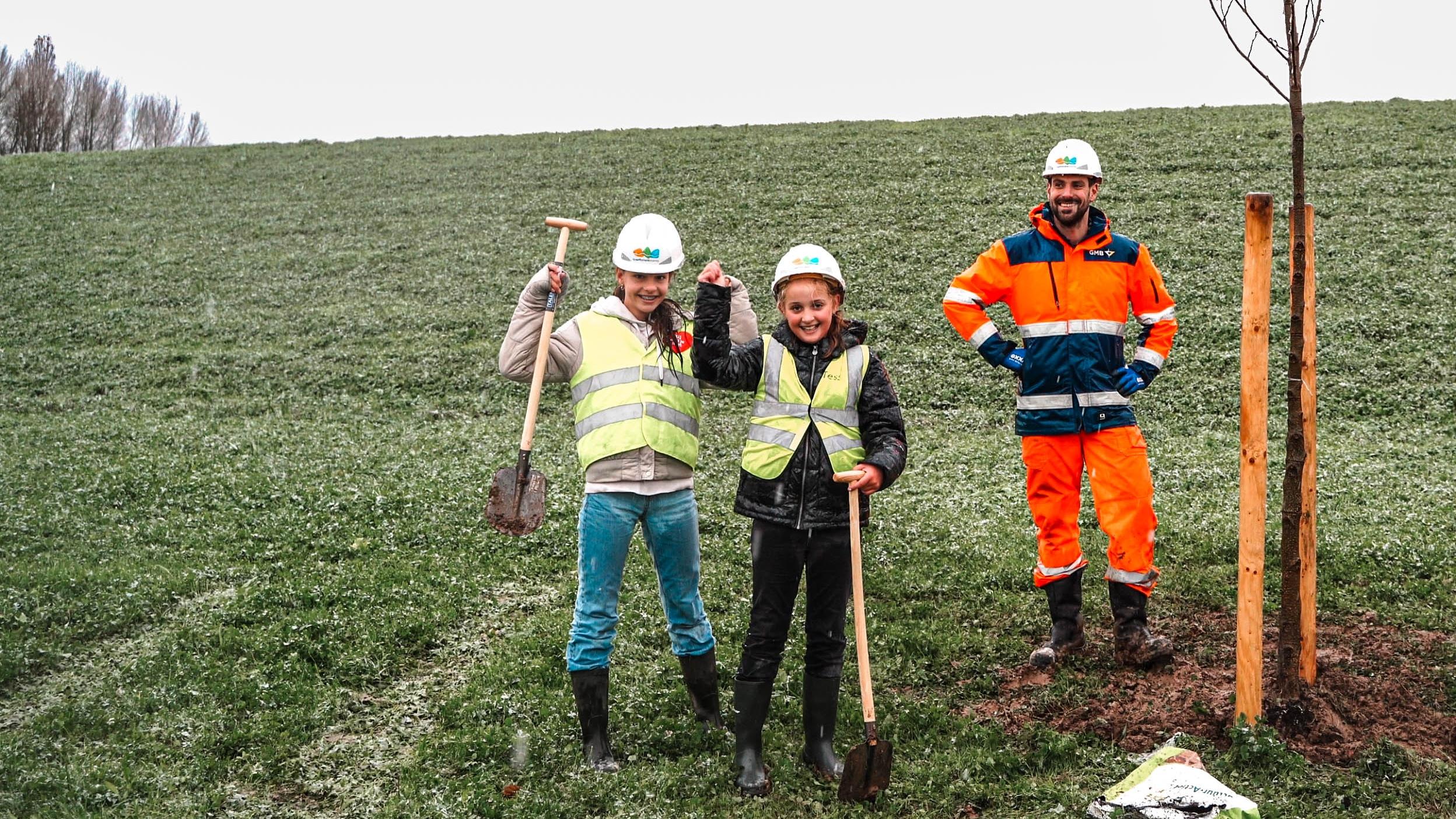 Leerlingen van Christelijke Basisschool De Leiboom in Zaltbommel planten een boom op het schoolplein. Leerlingen van Christelijke Basisschool De Leiboom in Zaltbommel planten een boom op het schoolplein.