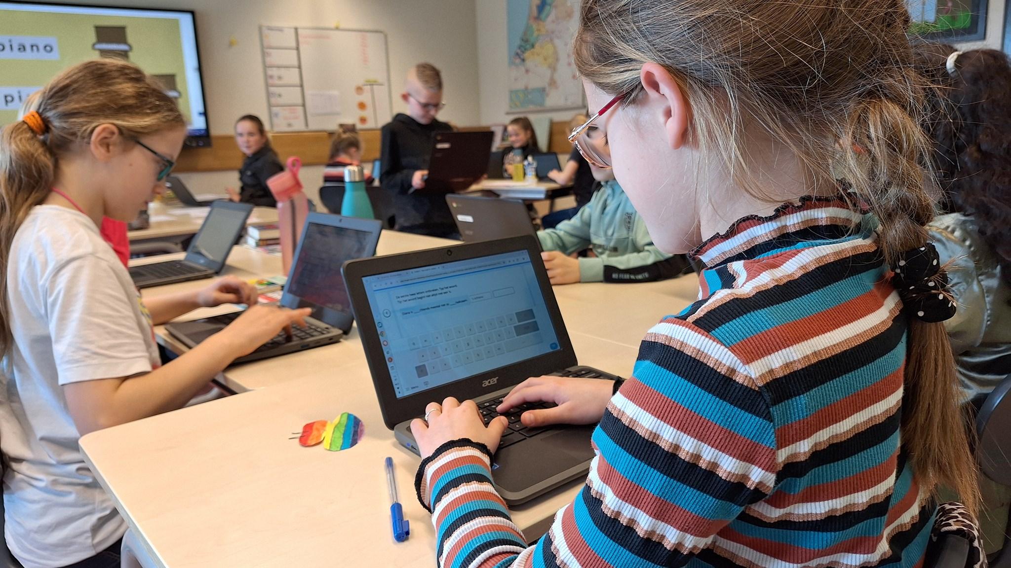 Leerlingen van Christelijke Basisschool De Regenboog in Amerongen zijn bezig met computers in de klas. Leerlingen van Christelijke Basisschool De Regenboog in Amerongen zijn bezig met computers in de klas.