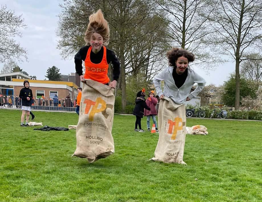 Leerlingen van Christelijke Basisschool de Roerganger in Heerenveen doen mee aan een zaklopen wedstrijd op het schoolplein. Leerlingen van Christelijke Basisschool de Roerganger in Heerenveen doen mee aan een zaklopen wedstrijd op het schoolplein.