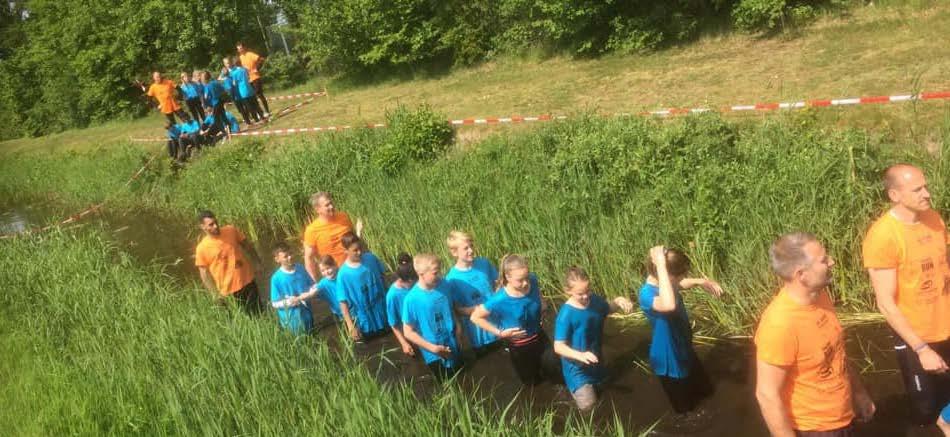 Leerlingen van Christelijke Basisschool de Roerganger in Heerenveen genieten van een activiteit in de natuur. Leerlingen van Christelijke Basisschool de Roerganger in Heerenveen genieten van een activiteit in de natuur.