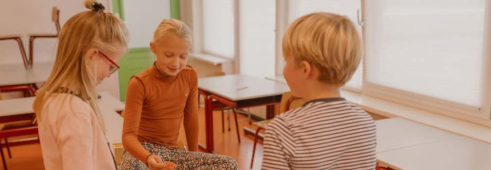 Leerlingen van Christelijke Basisschool de Roerganger in Heerenveen tijdens een groepsactiviteit in de klas. Leerlingen van Christelijke Basisschool de Roerganger in Heerenveen tijdens een groepsactiviteit in de klas.