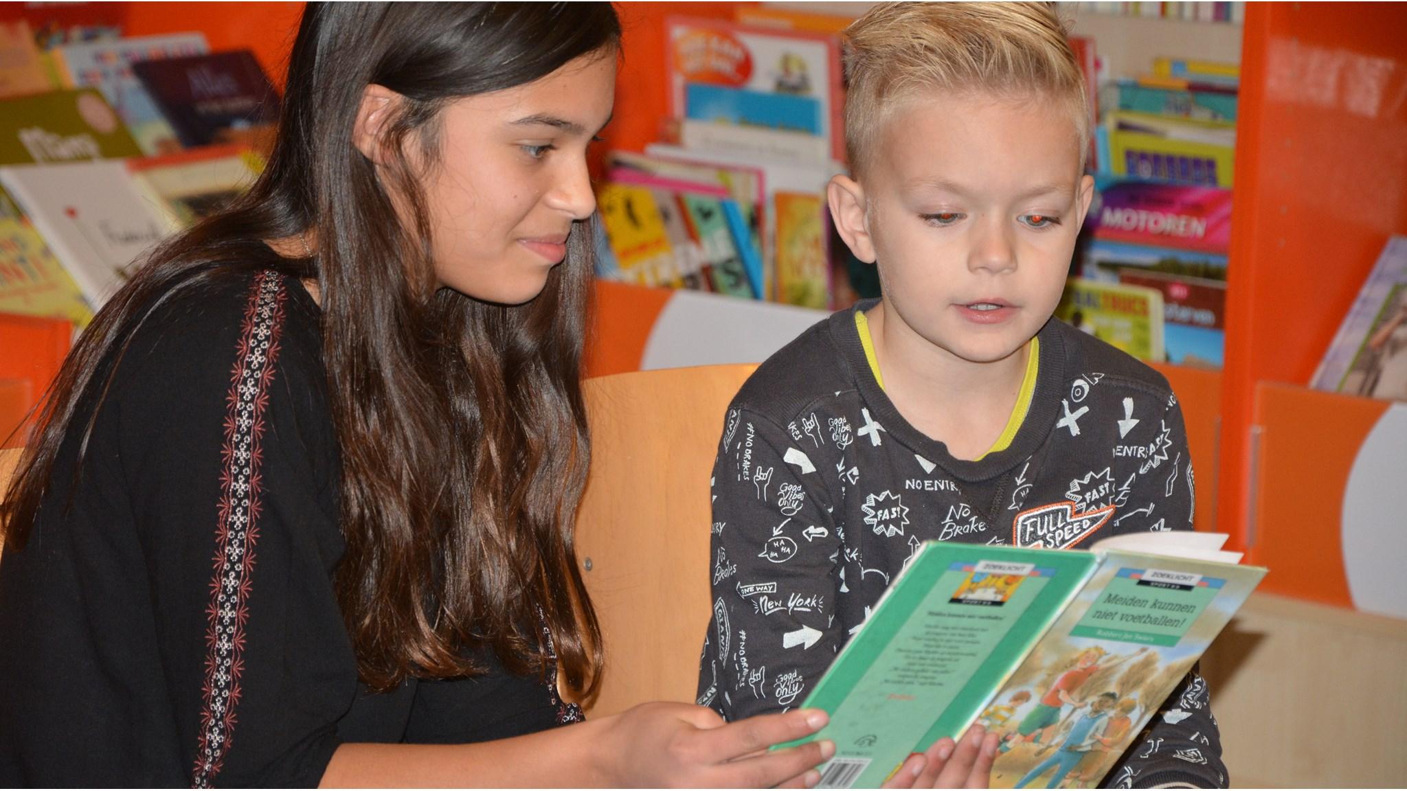 Leerlingen van Christelijke basisschool De Schaapskooi in Nijverdal die samen een boek lezen. Leerlingen van Christelijke basisschool De Schaapskooi in Nijverdal die samen een boek lezen.