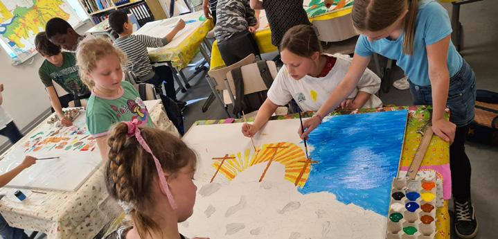 Leerlingen van christelijke basisschool De Spiegel in Den Haag creëren kunstwerken tijdens een schilderactiviteit. Leerlingen van christelijke basisschool De Spiegel in Den Haag creëren kunstwerken tijdens een schilderactiviteit.
