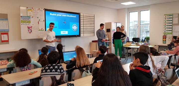 Leerlingen van christelijke basisschool De Spiegel in Den Haag leren ondernemen tijdens een klaspresentatie. Leerlingen van christelijke basisschool De Spiegel in Den Haag leren ondernemen tijdens een klaspresentatie.