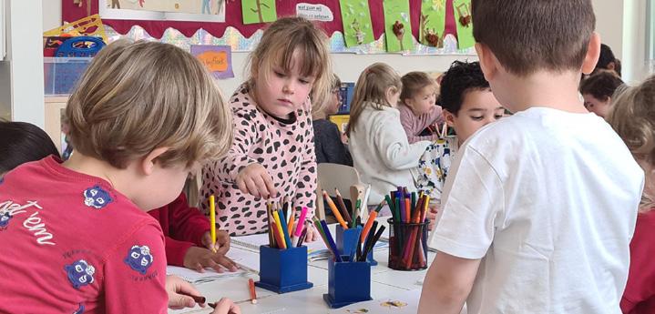 Leerlingen van christelijke basisschool De Spiegel in Den Haag zijn aan het knutselen en tekenen in de klas. Leerlingen van christelijke basisschool De Spiegel in Den Haag zijn aan het knutselen en tekenen in de klas.