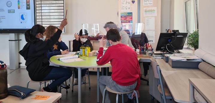 Leerlingen van christelijke basisschool De Spiegel in Den Haag zijn bezig met een lesactiviteit. Leerlingen van christelijke basisschool De Spiegel in Den Haag zijn bezig met een lesactiviteit.