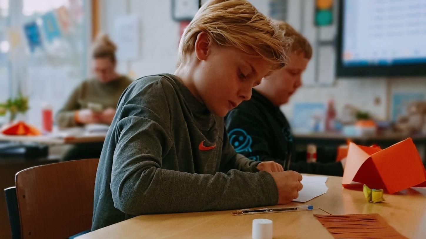 Leerlingen van Christelijke Basisschool De Veenbrug in Daarlerveen zijn actief bezig met knutselen in de klas. Leerlingen van Christelijke Basisschool De Veenbrug in Daarlerveen zijn actief bezig met knutselen in de klas.