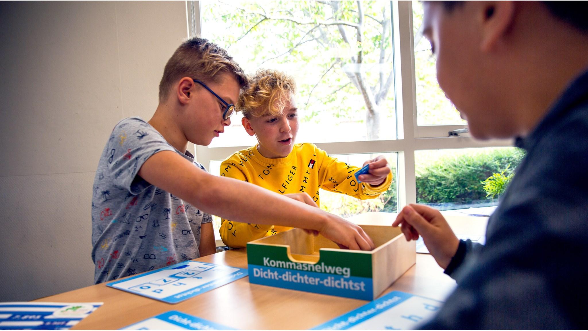 Leerlingen van Christelijke Basisschool de Wegwijzer in 's-Gravenzande spelen samen een educatief spel aan tafel. Leerlingen van Christelijke Basisschool de Wegwijzer in 's-Gravenzande spelen samen een educatief spel aan tafel.