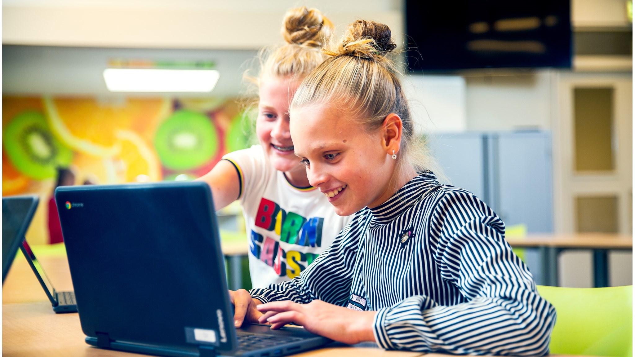 Leerlingen van Christelijke Basisschool de Wegwijzer in 's-Gravenzande werken samen aan een laptop. Leerlingen van Christelijke Basisschool de Wegwijzer in 's-Gravenzande werken samen aan een laptop.