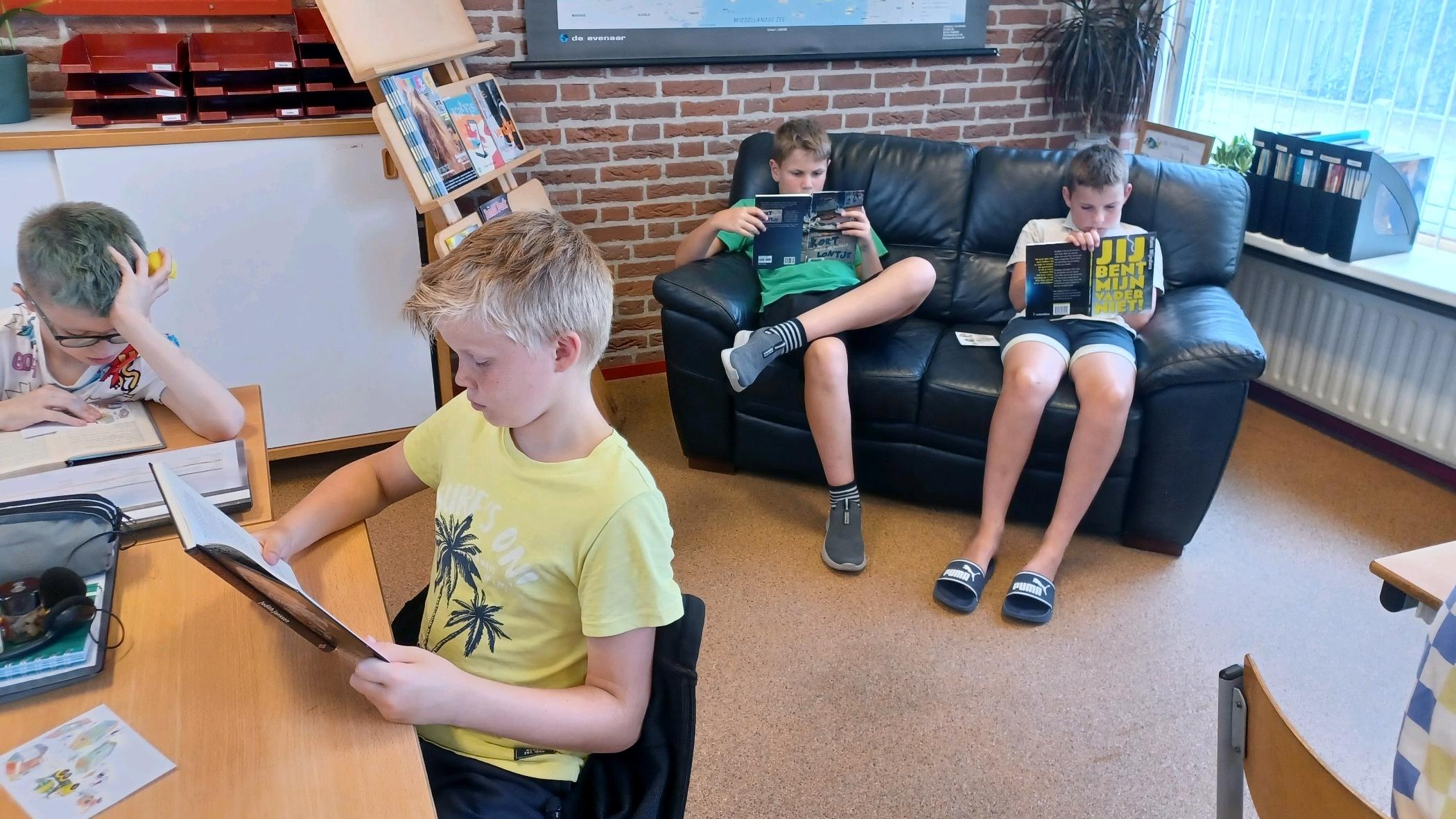 Leerlingen van Christelijke Basisschool Het Kompas in Sint Philipsland zijn aan het lezen in een gezellige leeromgeving. Leerlingen van Christelijke Basisschool Het Kompas in Sint Philipsland zijn aan het lezen in een gezellige leeromgeving.