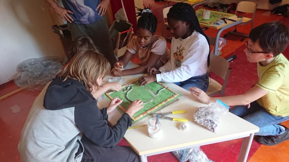 Leerlingen van Dalton Kind Centrum De IJsbreker in Amsterdam werken samen aan een creatief project.