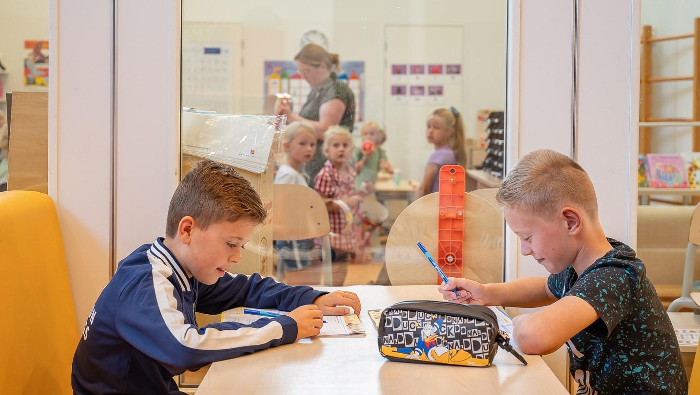 Leerlingen van Daltonschool Willibrordus in Ruurlo werken geconcentreerd aan hun opdrachten in de klas. Leerlingen van Daltonschool Willibrordus in Ruurlo werken geconcentreerd aan hun opdrachten in de klas.
