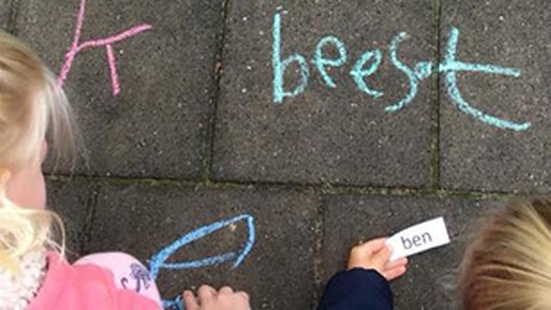 Leerlingen van De Achtbaan in Tiel luisteren naar een verhaal voorgelezen uit een boek. Leerlingen van De Achtbaan in Tiel luisteren naar een verhaal voorgelezen uit een boek.