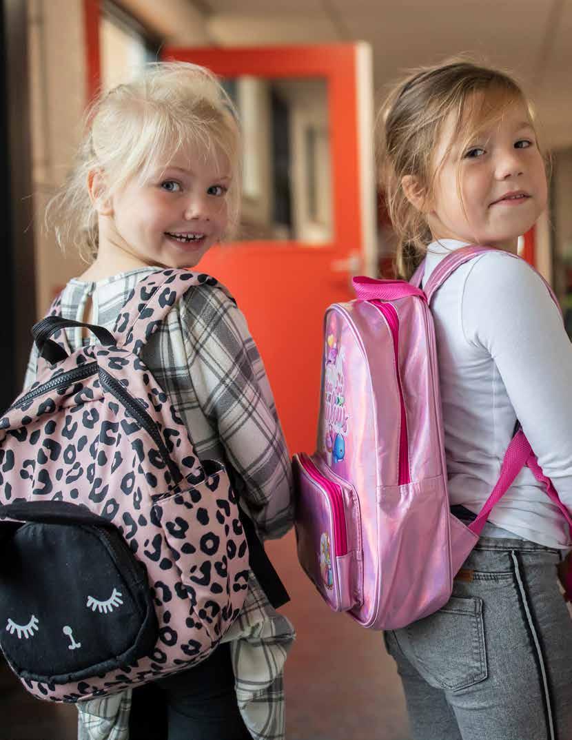Leerlingen van De Achtbaan in Tiel poseren met vrolijke rugzakken in de gang van de school. Leerlingen van De Achtbaan in Tiel poseren met vrolijke rugzakken in de gang van de school.
