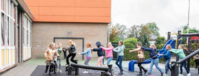 Leerlingen van De Achtbaan in Tiel spelen op het schoolplein. Leerlingen van De Achtbaan in Tiel spelen op het schoolplein.