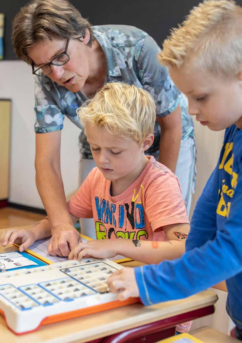 Leerlingen van De Achtbaan in Tiel werken samen aan een educatieve activiteit onder begeleiding van een lerares. Leerlingen van De Achtbaan in Tiel werken samen aan een educatieve activiteit onder begeleiding van een lerares.
