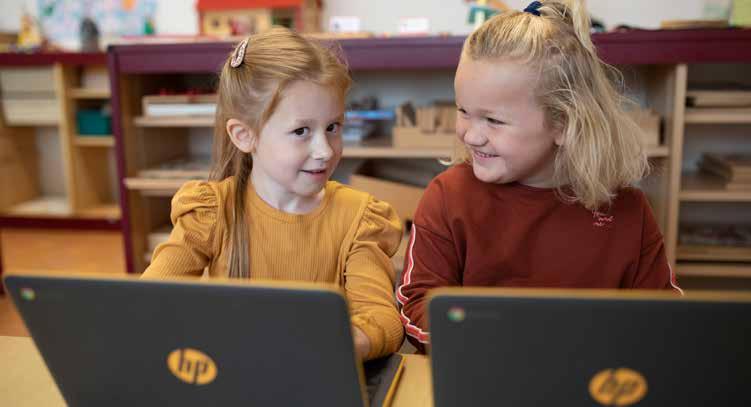 Leerlingen van De Achtbaan in Tiel werken samen aan laptops in de klas. Leerlingen van De Achtbaan in Tiel werken samen aan laptops in de klas.