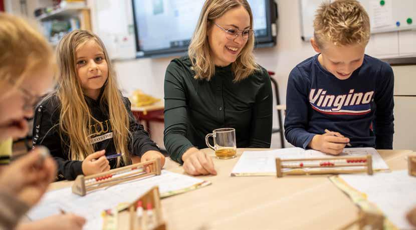 Leerlingen van De Achtbaan in Tiel zijn aan het werk met een lerares tijdens een creatieve les. Leerlingen van De Achtbaan in Tiel zijn aan het werk met een lerares tijdens een creatieve les.