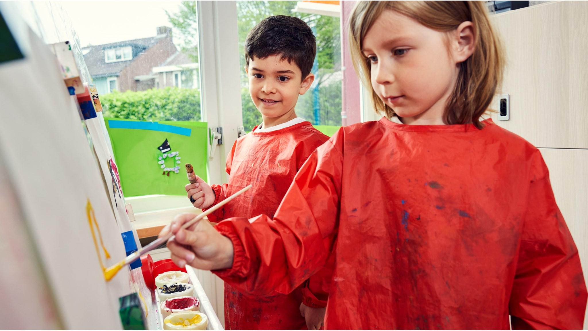 Leerlingen van De Achtsprong, openbare daltonschool in Woerden, zijn creatief bezig met schilderen. Leerlingen van De Achtsprong, openbare daltonschool in Woerden, zijn creatief bezig met schilderen.