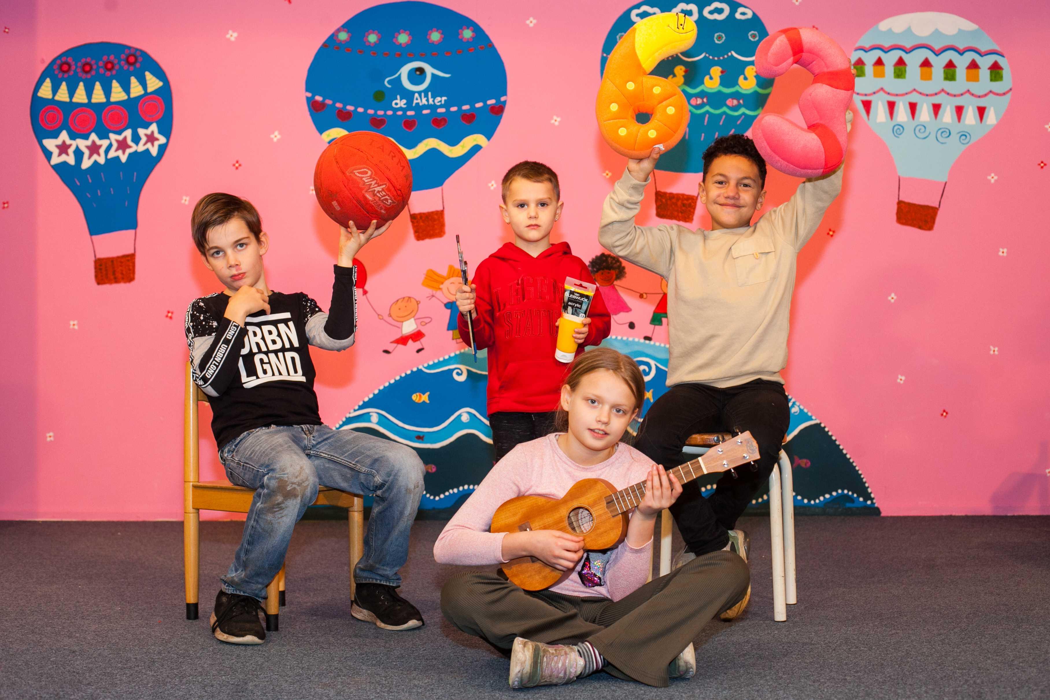 Leerlingen van De Akker in Opmeer poseren met verschillende speelvoorwerpen en eenukulele. Leerlingen van De Akker in Opmeer poseren met verschillende speelvoorwerpen en eenukulele.
