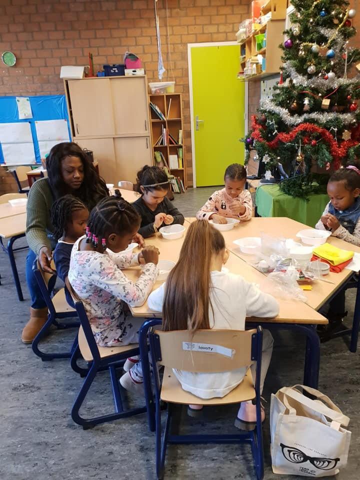 Leerlingen van De Akkers in Spijkenisse zijn bezig met knutselen in hun klaslokaal, versierd voor de feestdagen. Leerlingen van De Akkers in Spijkenisse zijn bezig met knutselen in hun klaslokaal, versierd voor de feestdagen.