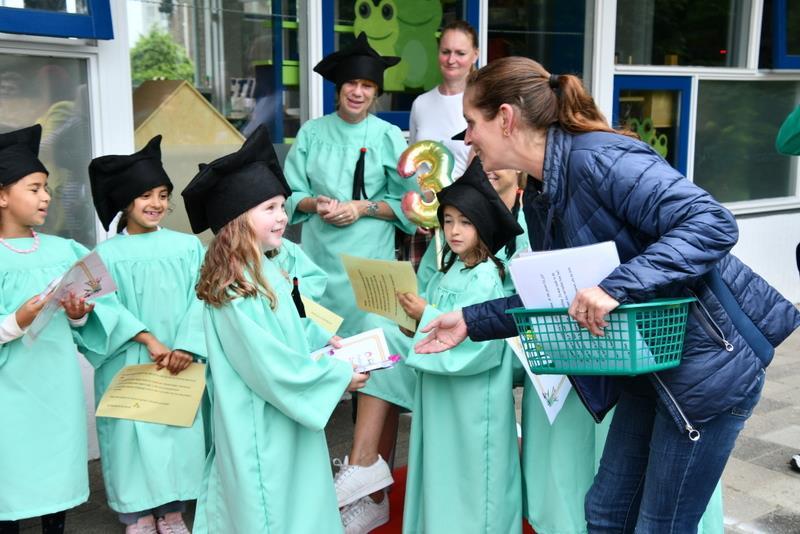 Leerlingen van De Albatros in Dordrecht ontvangen hun diploma's tijdens een feestelijke ceremonie. Leerlingen van De Albatros in Dordrecht ontvangen hun diploma's tijdens een feestelijke ceremonie.