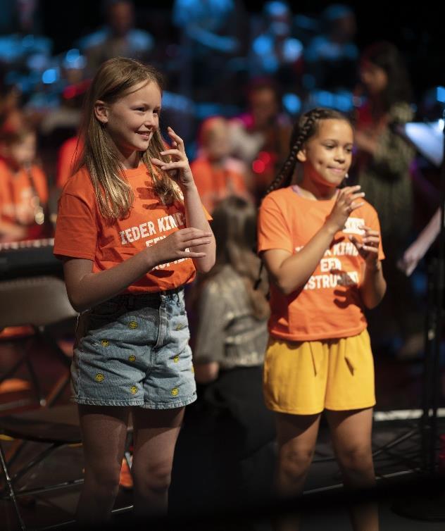 Leerlingen van de Albert Schweitzer school in Rotterdam voeren een muzikale act op tijdens een evenement. Leerlingen van de Albert Schweitzer school in Rotterdam voeren een muzikale act op tijdens een evenement.